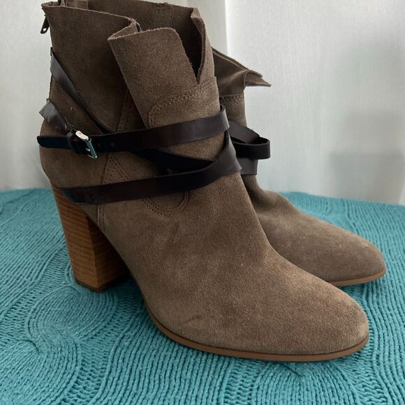 Carlos Santana Women's Miles Suede Chucky Heel Ankle Bootie Taupe Size 9.5 NWOT - Picture 2 of 8